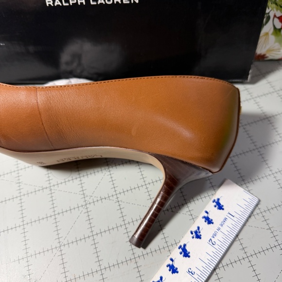 Ralph Lauren Lanette Tan Pointed Toe 2.75 in Heels 8.5M Never Used WITH BOX - Picture 4 of 5
